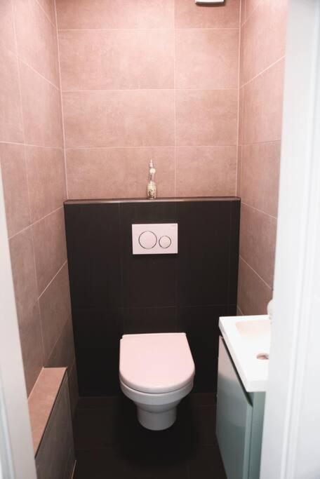 Charming Modern 2 Bedroom Apartment Alzingen ภายนอก รูปภาพ